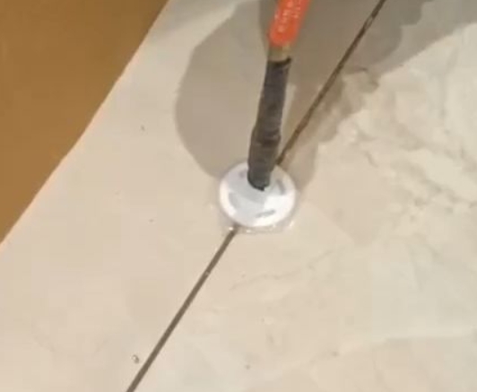 潍坊市瓷砖空鼓维修公司专业解答瓷砖在铺贴过程中，如果没有涂抹均匀到位的粘结材料（如水泥砂浆或瓷砖胶），可能会导致以下问题