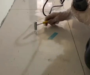 潍坊市瓷砖开裂维修公司专业分享瓷砖在铺贴前如果没有沥干水分，将会导致以下问题