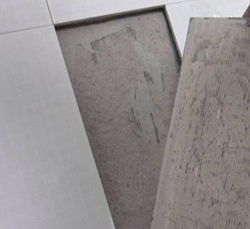 潍坊市瓷砖空鼓维修公司分享瓷砖铺贴时如果打浆（即涂抹在瓷砖背面和基层上的砂浆或瓷砖胶）过少，会带来以下问题